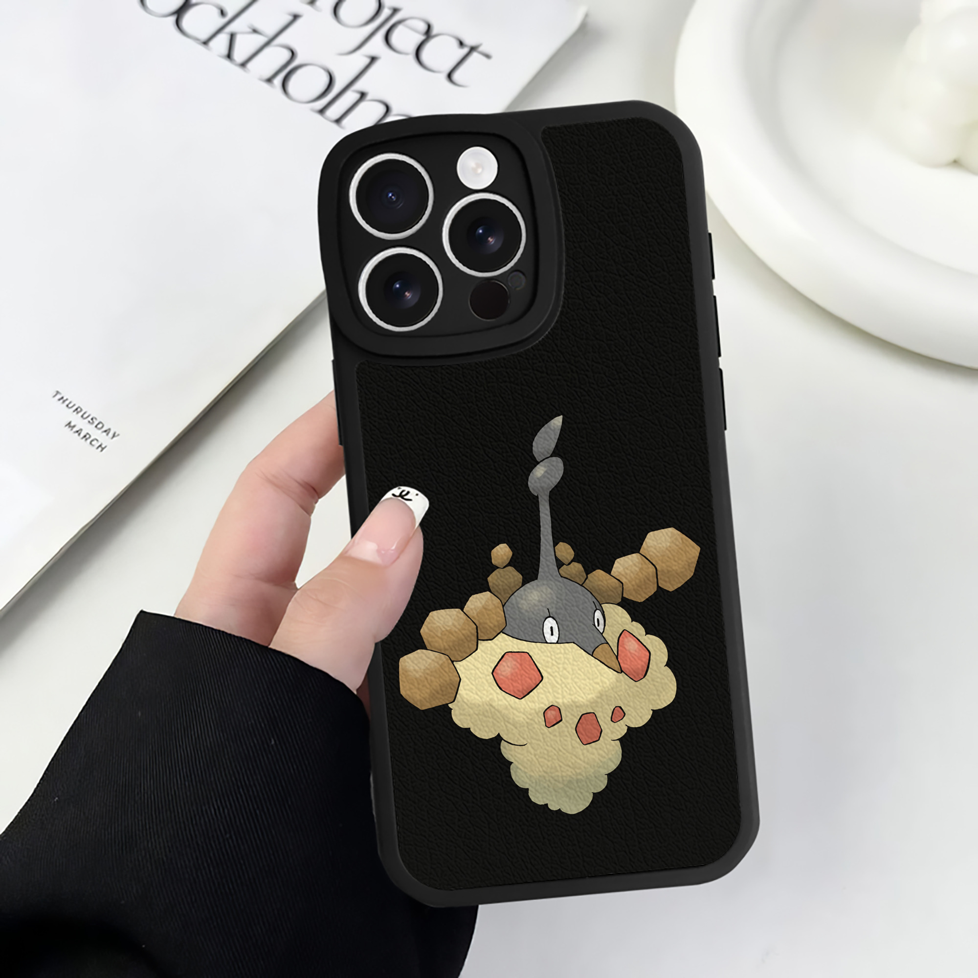 （画像用） ポケットモンスター Pokémon 【iPhone 16シリーズ対応】シリコンスマホケース（レザー調） 材質：シリコン